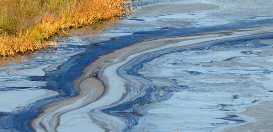 江河湖海中的油污染